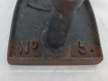Voici un ancien fer à repasser en fonte de presque 1 kg avec en relief  le texte "L'ARMOR" ainsi que les "N°5". Pour une déco très shabby !