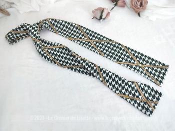 Voici une belle lavallière en polyester avec un motif de pied de poule orné de fin décors jaune doré représentant des ceintures sur 130 x 9 cm de large pour un joli noeud autour du cou, d'un chapeau ou autres idées.