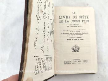 Exemplaire datant de 1950, voici un ancien missel au titre de "Le Livre de Piété de la Jeune Fille", ouvrage honoré de la Bénédiction de S.S. Pie IX, contenant le calendrier spirituel de la jeune fille. Superbe missel à la tranche dorée.