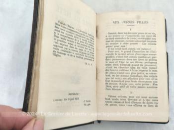 Exemplaire datant de 1950, voici un ancien missel au titre de "Le Livre de Piété de la Jeune Fille", ouvrage honoré de la Bénédiction de S.S. Pie IX, contenant le calendrier spirituel de la jeune fille. Superbe missel à la tranche dorée.