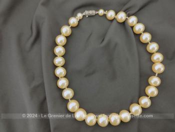 Voici un superbe et original ras de cou  court de 42 cm de long avec de grosses perles de verre nacrées de 1.3 cm de diamètre. Très élégant et allure vintage assurée !