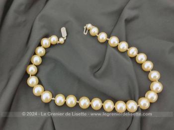 Voici un superbe et original ras de cou  court de 42 cm de long avec de grosses perles de verre nacrées de 1.3 cm de diamètre. Très élégant et allure vintage assurée !