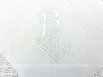 Sur 60 x 64 cm, voici un ancien couvre oreiller ou torchon de luxe de trousseau de mariée brodé des monogrammes BL et cerné par une décoration aux fils tirés. Piece unique.