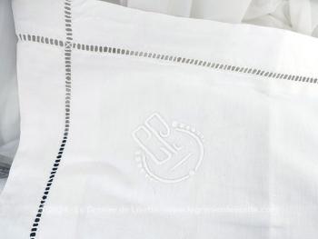 Très original, voici d'anciennes taies assorties, une pour un oreiller et une pour un traversin avec les même broderies des monogrammes  CP.  Pour un lit comme autrefois !