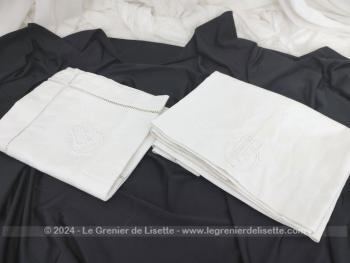 Très original, voici d'anciennes taies assorties, une pour un oreiller et une pour un traversin avec les même broderies des monogrammes  CP.  Pour un lit comme autrefois !