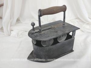 RESERVE – Ancien fer à repasser en fonte avec réservoir à braises  et coeurs