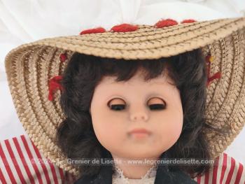 Voici une grande poupée vintage folklorique "La Niçoise" de 40 cm de haut avec un beau visage aux paupières mobiles quand on la couche et habillée de son costume traditionnel avec son grand chapeau.