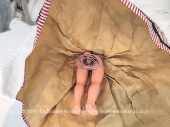 Voici une grande poupée vintage folklorique "La Niçoise" de 40 cm de haut avec un beau visage aux paupières mobiles quand on la couche et habillée de son costume traditionnel avec son grand chapeau.