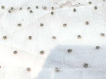 Correspondant à une taille 42, voici une très ancienne robe fait main réalisée par de larges bandes dentelle en linon brodé. Fragilisée par le temps,  elle mérite une petite restauration par endroits si vous souhaitez la porte ou idéale pour récupérer de la dentelle unique et magnifique !