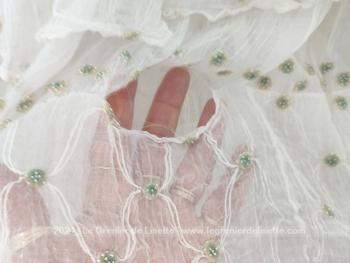 Correspondant à une taille 42, voici une très ancienne robe fait main réalisée par de larges bandes dentelle en linon brodé. Fragilisée par le temps,  elle mérite une petite restauration par endroits si vous souhaitez la porte ou idéale pour récupérer de la dentelle unique et magnifique !