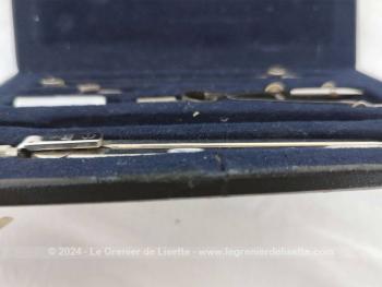 Voici une ancienne boite à compas de précision de la marque "Kern Aarau" en Suisse avec 6 outils plus une étui à pointe mais  il manque 1 compas avec une place vide dans la boite.