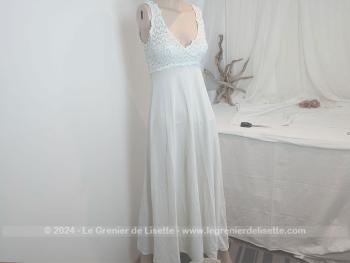 Voici un long déshabillé ou chemise de nuit couleur vert d'eau très clair, au décolleté plongeant de la marque vintage "Dianyl" , en 100% polyamide, "Made in Europe" et correspond à une taille 36 ou petit 38. Le haut est élastiquée et croisé sur le devant.