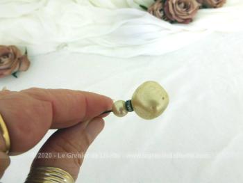 Sur 9.5 cm de long, voici une ancienne épingle à chapeau composée d'une perle en verre à facettes aléatoires  recouverte d'un vernis nacre, d'un petit anneau métallique habillé de strass et d'une petite perle nacrée toute ronde. Idéale pour chapeaux ou en décoration.