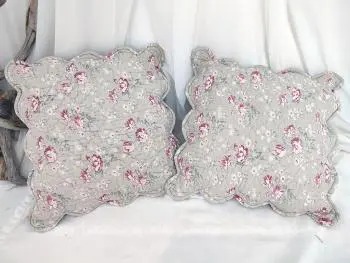 Voici un duo de housses  de coussin en coton matelassé façon boutis de 38 x 38 cm, fermeture par nouettes, couleur vert pastel et fleurs fuchsia tendance shabby, avec coussin .