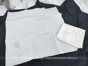 Voici un duo de belles serviettes originales de serviettes de 48 x 47 cm en drap de coton blanc, bordées d'un ruban dentelle ivoire avec dans un angle l'incrustation d'une tulipe dans la même dentelle pour mettre en valeur les monogrammes LP.
