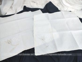 Voici un duo de belles serviettes originales de serviettes de 48 x 47 cm en drap de coton blanc, bordées d'un ruban dentelle ivoire avec dans un angle l'incrustation d'une tulipe dans la même dentelle pour mettre en valeur les monogrammes LP.