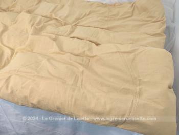 Sur 138 x 100 cm, voici un beau petit édredon vintage en plumes et duvet habillé d'un tissus en coton couleur moutarde pour petit lit ou pied de lit. Vintage et chaud, que demander de plus !