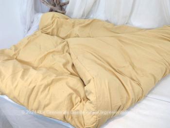 Sur 138 x 100 cm, voici un beau petit édredon vintage en plumes et duvet habillé d'un tissus en coton couleur moutarde pour petit lit ou pied de lit. Vintage et chaud, que demander de plus !