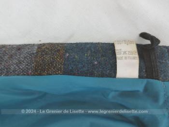 Taille 34, voici une belle jupe 1/4 cercle datant des années 70 en laine et polyester à carreaux bleu et gris, entièrement doublée et ornée sur le devant d'une décoration dorée.