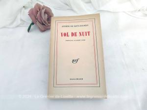 Sur 18.5 x 11.8 x 1.4 cm, voici le célèbre livre "Vol de Nuit" de Antoine de Saint Exupéry, édité en 1967 chez Gallimard en 1967. Livre broché sur 170 pages et préfacé par André Gide.