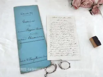 Voici un assortiment unique de documents datant du XIX° avec un acte notarié, un courrier, un  pince-nez et un tampon à broder, pour une décoration vraiment très rétro.