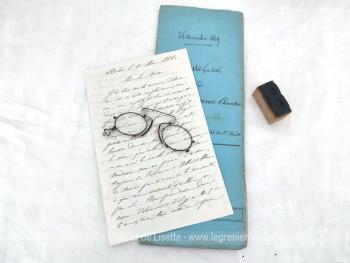 Voici un assortiment unique de documents datant du XIX° avec un acte notarié, un courrier, un  pince-nez et un tampon à broder, pour une décoration vraiment très rétro.