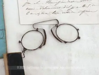 Voici un assortiment unique de documents datant du XIX° avec un acte notarié, un courrier, un  pince-nez et un tampon à broder, pour une décoration vraiment très rétro.