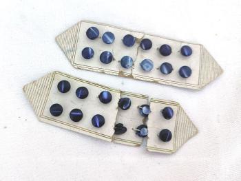 Lot vintage 2 plaques de minis boutons neufs, des tout petits de 0.5 cm de diamètre en nacre bleu marine neufs avec une plaque entière de 12 et une de 10 boutons, prêts à reprendre une vie active !