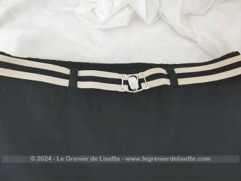 De la marque Espagnole Meyba, voici un authentique ancien maillot de bain pour hommes des années 60/70 taille 40/42 avec sa ceinture élastique et son  système de fermeture. Peut faire aussi un joli short vintage pour femme !