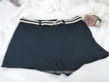 De la marque Espagnole Meyba, voici un authentique ancien maillot de bain pour hommes des années 60/70 taille 40/42 avec sa ceinture élastique et son  système de fermeture. Peut faire aussi un joli short vintage pour femme !