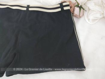 De la marque Espagnole Meyba, voici un authentique ancien maillot de bain pour hommes des années 60/70 taille 40/42 avec sa ceinture élastique et son  système de fermeture. Peut faire aussi un joli short vintage pour femme !