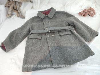 Vraiment vintage, voici un ancien manteau en laine des années 60 de la marque Mimi Guilleret Paris. Ce manteau aux manches Raglan possède un boutonnage mixte.