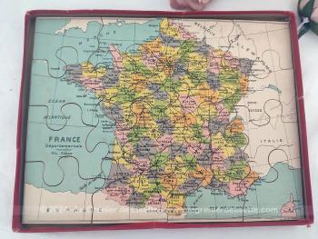 Datant des années 50/60, voici dans son ancienne boite cartonnée, un puzzle en bois représentant La France et ses départements, format 30 x 22.5 cm, imprimé par Baillac-Monrocq à Paris. 