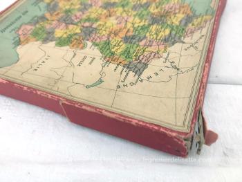 Datant des années 50/60, voici dans son ancienne boite cartonnée, un puzzle en bois représentant La France et ses départements, format 30 x 22.5 cm, imprimé par Baillac-Monrocq à Paris. 