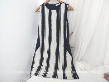 Made in Italie et de la marque Cataleya, voici une robe courte avec sur le devant le dessin de rayures noires et blanc cassé style années 70/80, originale par ses découpes. Polyester et élasthanne  pour s'adapter au plus pres à votre morphologie.