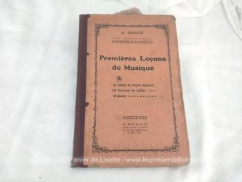 Sur 22 x 24.5 x 0.5 cm, voici un ancien livre scolaire  au titre de "Premières Leçons de Musique" de A. Baron avec leçons de théorie, exercices de solfège et chants. Daterait des années 50.