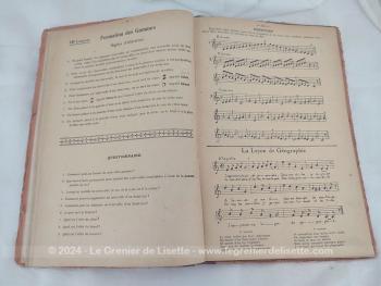 Sur 22 x 24.5 x 0.5 cm, voici un ancien livre scolaire  au titre de "Premières Leçons de Musique" de A. Baron avec leçons de théorie, exercices de solfège et chants. Daterait des années 50.