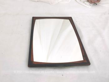 Voici un beau miroir de barbier vintage en plastique couleur ambre datant des années 70/80 avec système pour poser ou suspendre.