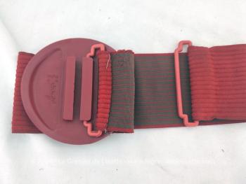 Sur la base d'un élastique en velours rouge de 56 cm de long à la base et 8.5 cm de large, voici une ceinture très originale et vraiment vintage des années 80/90 se ferme par une boucle en plastique épais représentant une scène de vie galante du XVIII°.