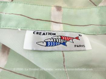 Voici un adorable chemisier vintage court à manches courtes, des années 80/90 très léger, en polyamide couleur vert d'eau et rayures grises et épaulettes intérieures en mousse portant l'étiquette de la marque "Création les 3 Poissons Paris".