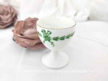 Voici une très belle pièce vintage avec ce coquetier en porcelaine blanche et décoré d'une guirlande verte avec un noeud et un liseré doré sur la bordure, très tendance shabby. Pas de signature.