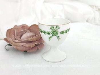 Voici une très belle pièce vintage avec ce coquetier en porcelaine blanche et décoré d'une guirlande verte avec un noeud et un liseré doré sur la bordure, très tendance shabby. Pas de signature.