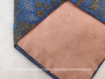 Voici une superbe cravate vintage de la marque Pierre Balmain 100 % soie et décorée motifs fleurs, arabesques dans  les tons dégradés de fuchsia, beige et gris avec étiquette Pierre Balmain Paris Made in France.