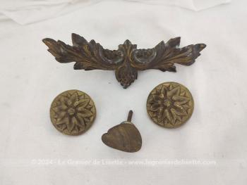 Assortiment de vestiges d'anciens meubles avec un petit fronton en bronze, deux soleil en laiton à visser et une autre pièce plus récente. Idéal pour un relooking.