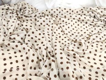 Voici un superbe coupon de 260 x 118 cm en crêpe de viscose, tissus d'habillement pour un style vintage et élégant  avec son fond beige et ses pois marron.