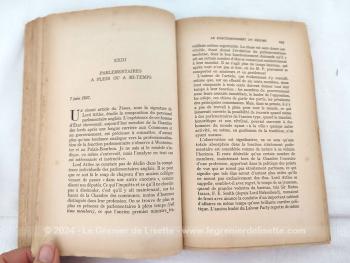 Sur 21 x 13.5 x 2 cm, voici un livre sur 317 pages au titre de "De la IV° à la V° République au jour le jour" écrit par André Siegfried de l’Académie Française, publié en 1968, et édité chez Bernard Grasset Editeur. 