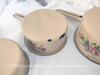 Voici un lot de 5 casseroles vintage des années 50/60 émaillées écru et décorées sur 2 faces de fleurs roses et bleues dans la tendance shabby avec de beaux éclats d'émail pour un effet très authentique du temps passé.