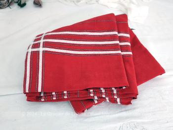 Sur 145 cm de large et 230 cm de long, voici une grande nappe en beau tissus basque rouge avec quadrillage blanc. Parfait pour de longues tablées !