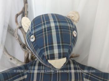 Voici un adorable ours fait main en tissus écossais sur fond bleu marine avec oreilles, nez et dessous de pied en tissus satiné beige.  A câliner sans modération !