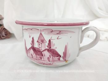 Voici un petit cache pot avec une forme originale de pot de chambre avec un dessin peint à la main d'un village dans les tons de rose pour une décoration shabby.